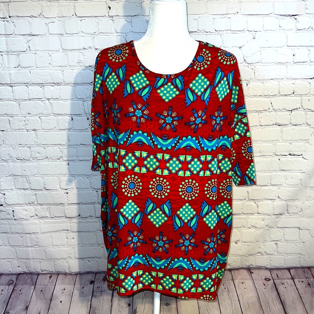 LuLaRoe medium scoop neck tunic top. Short tapered sleeve. Excellent condition
